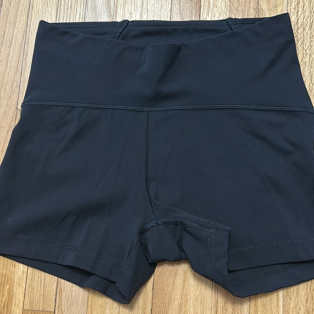 Lululemon High Rise Short, sheer detail @ hem, 3“ inseam, like new condition